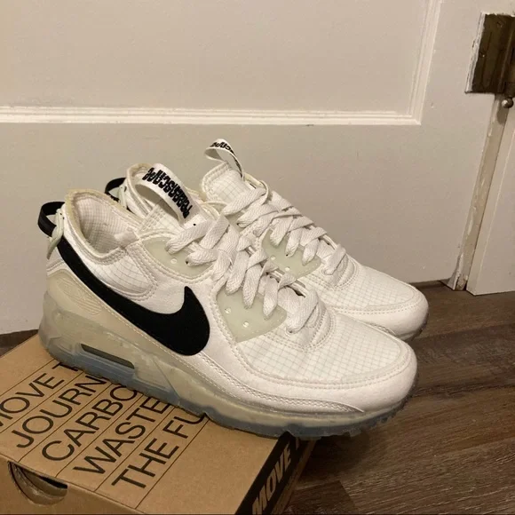 Nike Women's White and Black Sneakers - Picture 4 of 6